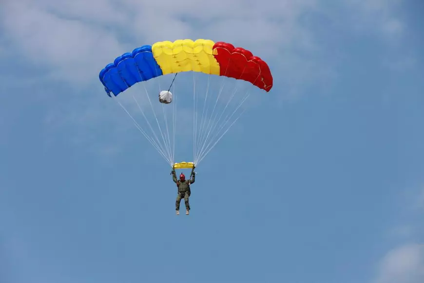 Show la Buzău de Ziua Aviației. Parașutiștii au aterizat în mijlocul spectatorilor