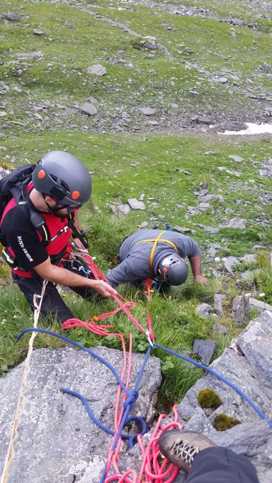 Copil de 9 ani și bunicul lui, blocați pe stânci la Bâlea Lac. „N-au putut nici să mai urce, nici să mai coboare”
