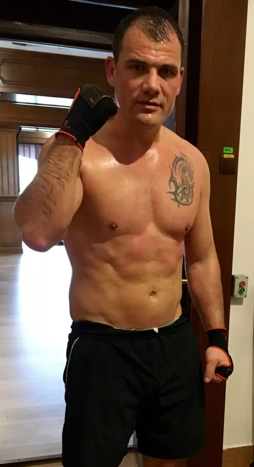 Tunul lui Iftimoaie. Fostul luptător este acuzat că a cumpărat o vilă fără să plătească un leu și a încercat s-o vândă cu 1,3 milioane de euro. Păgubită este o bătrână din Iași