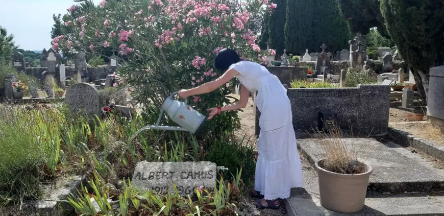 Turiștii udă mormântul modest al lui Camus Intrarea în cimitirul din Lourmarin