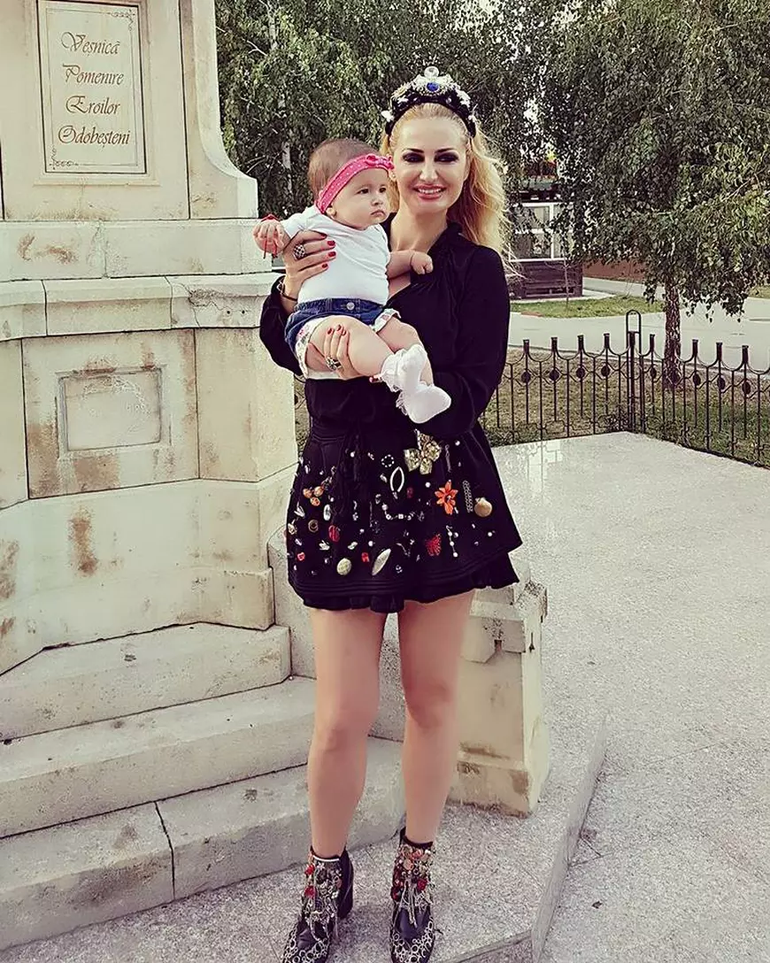 Cântăreața Julia Jianu n-a renunțat la visul de a deveni mamă. Speră ca noul iubit s-o ajute să-și mărească familia
