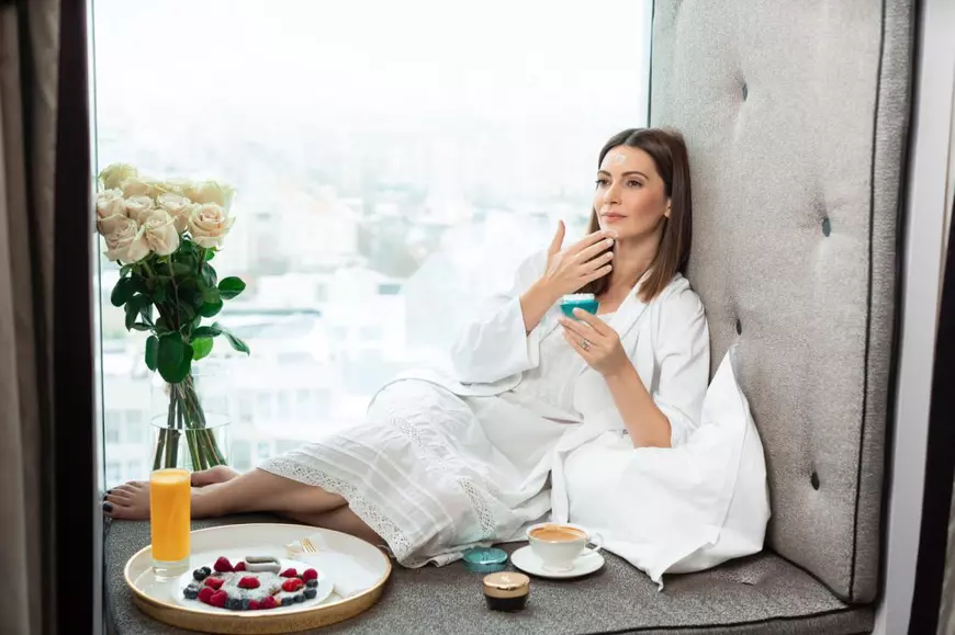 În „războiul” salariilor, câștigă Esca, dar la capitolul reclame, învinge Berecleanu! Producătorii de cosmetice se bat pe ea