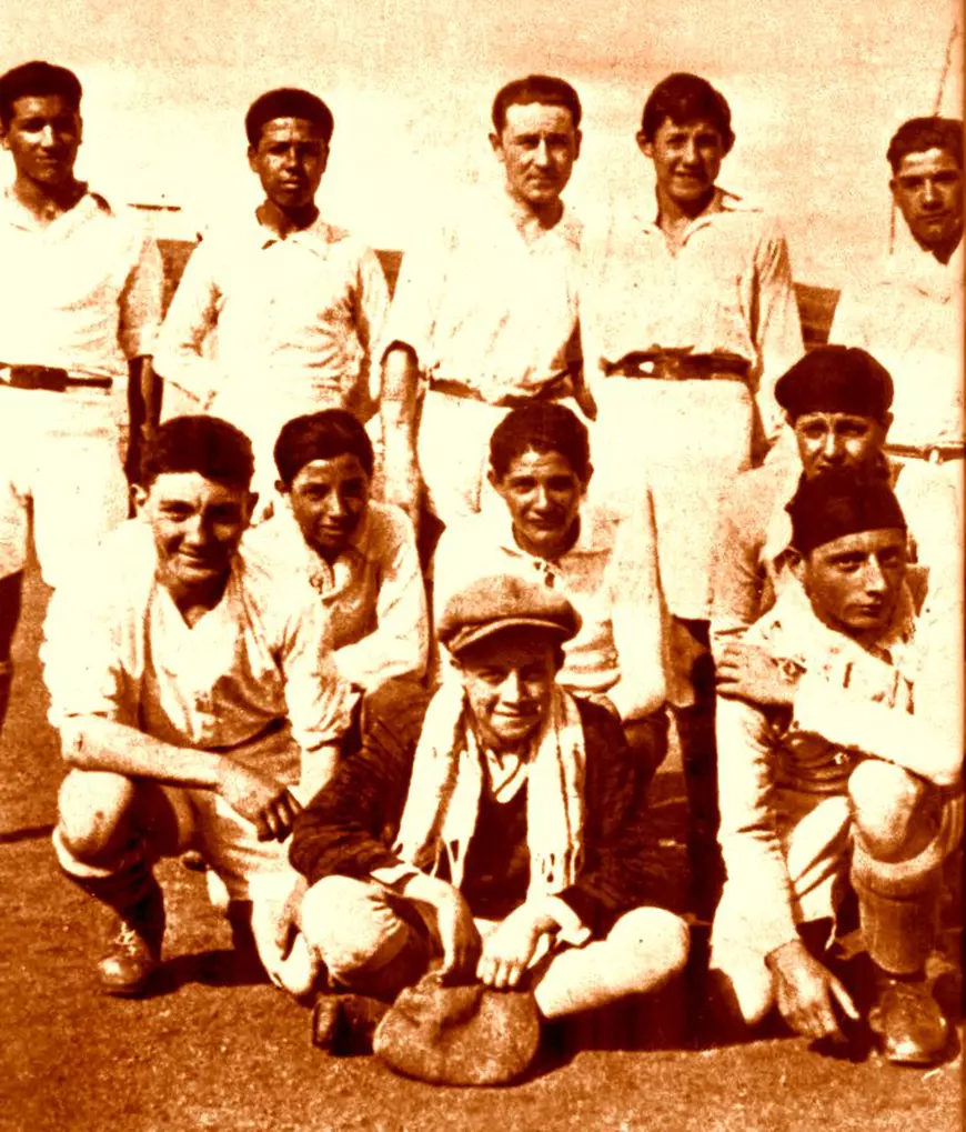 Albert Camus (medalion), într-o imagine cu echipa Racing Alger «Franța a pierdut un mare portar, dar a câștigat un mare gânditor»