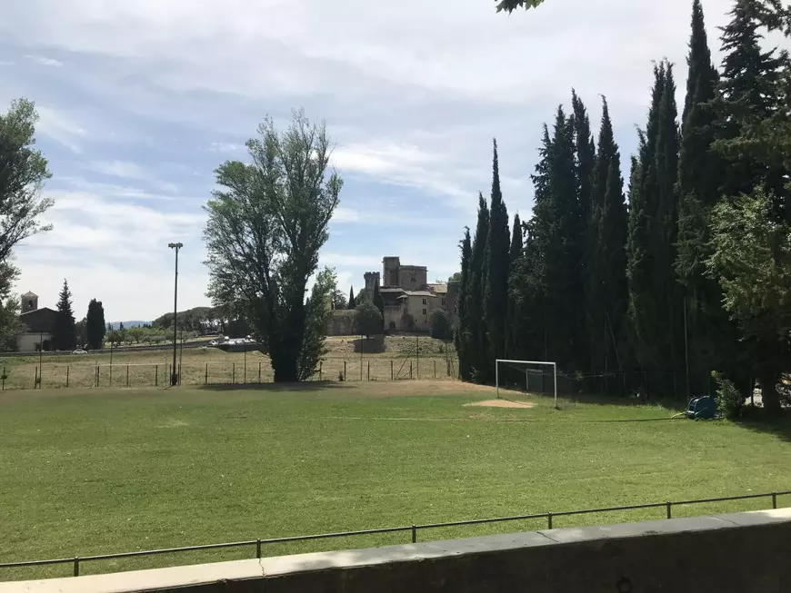 Terenul pe care joacă echipa din Lourmarin, străjuit de castel. Aici a jucat mingea și Albert Camus