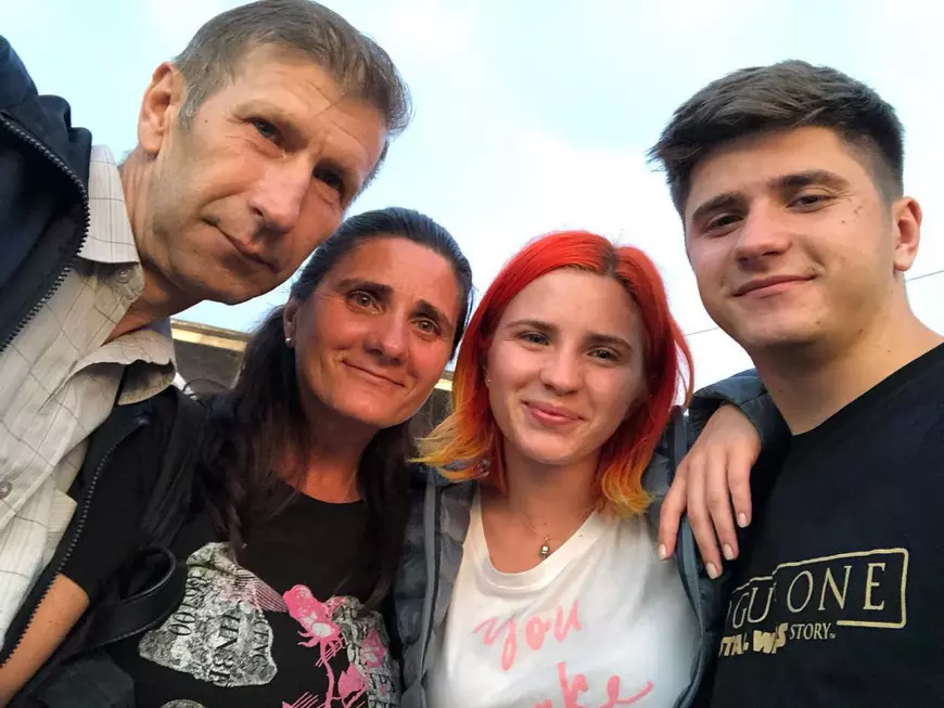 Cristina Ciobănașu se împarte între familia adoptivă și cea biologică. Îi susține financiar pe cei care i-au dat viață