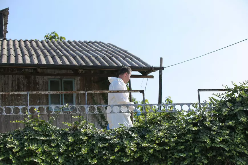 UPDATE | Cercetările la "casa ororilor", reluate pe baza unor noi indicii oferite de Gheorghe Dincă. Vor fi verificate și gropile betonate din curtea sa