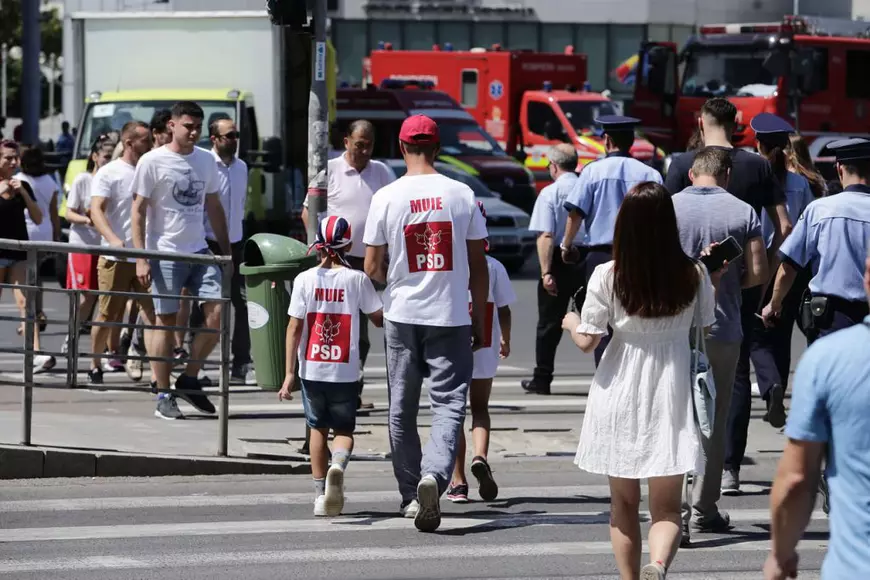 Protest în Piața Victoriei, 10 august 2019. Peste 20.000 de oameni au manifestat în fața Guvernului. Protestatarii au scandat numele Alexandrei la final