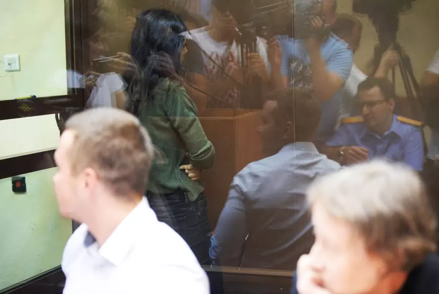 Rușii ies în stradă pentru a salva de închisoare trei surori care și-au ucis tatăl ce le-a bătut și abuzat sexual. Autoritățile nu au intervenit deși aveau semnale legate de abuzuri