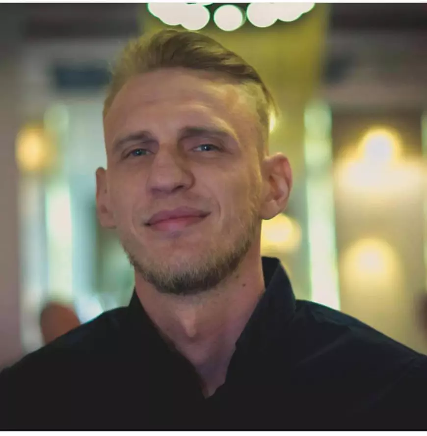 Iubitul cântăreței Oana Radu, în stare gravă după ce un bărbat l-a stropit cu benzină și i-a dat foc. Agresorul a fost arestat preventiv