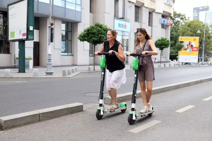 Trotinetele electrice nu au voie pe stradă. Pe trotuare, sunt un pericol pentru pietoni