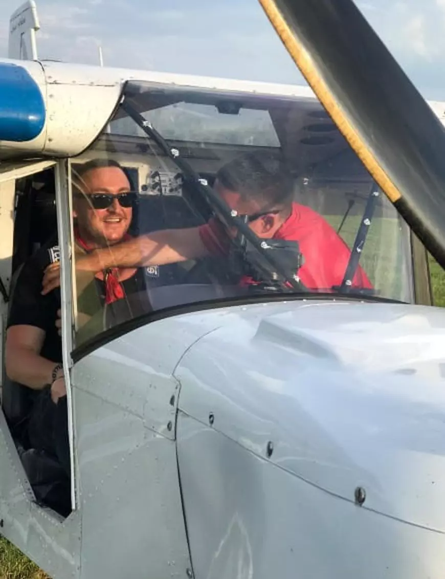 Senzații tari cu Gino Manzotti de la Dj Project și un avion de acrobații