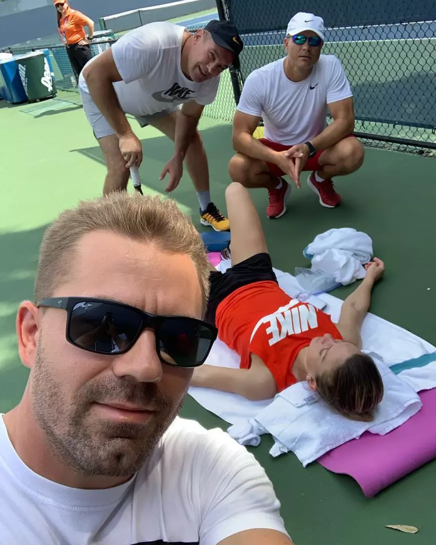 Simona Halep, ședință stretching cu ochii în telefon. Azi a confirmat prezența la un turneu important din 2020