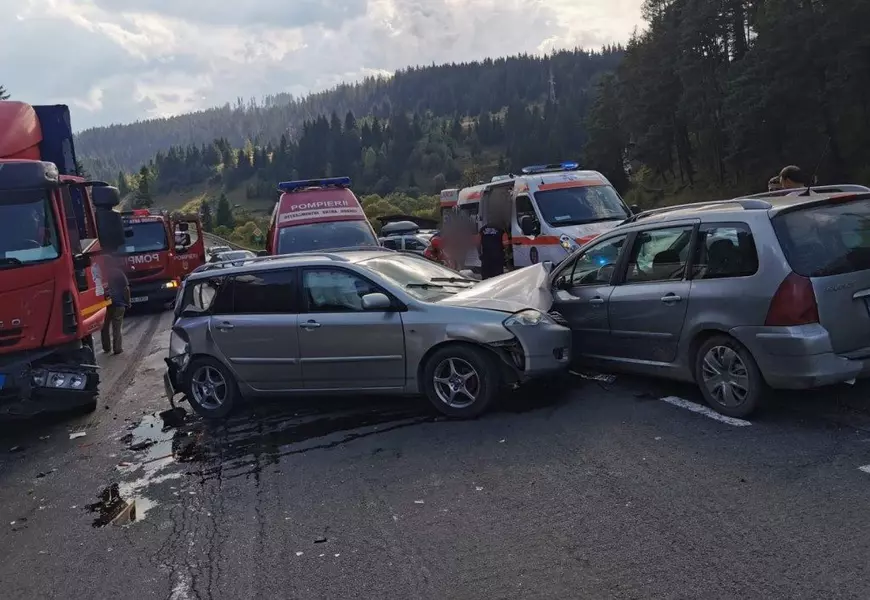 Carambol pe un drum național din Suceava, între două autoturisme şi un camion. Patru persoane, între care doi copii, au fost rănite