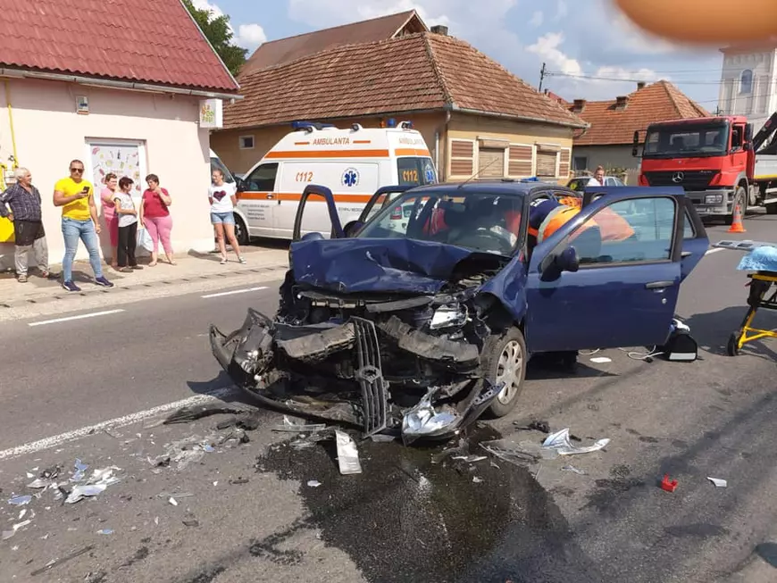 O persoană a murit și alte două au fost rănite, după ce două mașini s-au lovit frontal pe un drum din județul Maramureș
