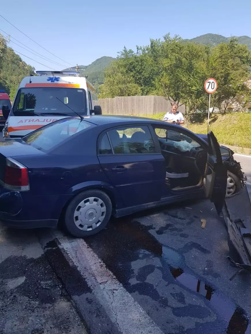Accident cu 21 victime pe Valea Oltului după ce un microbuz și un autoturism s-au ciocnit