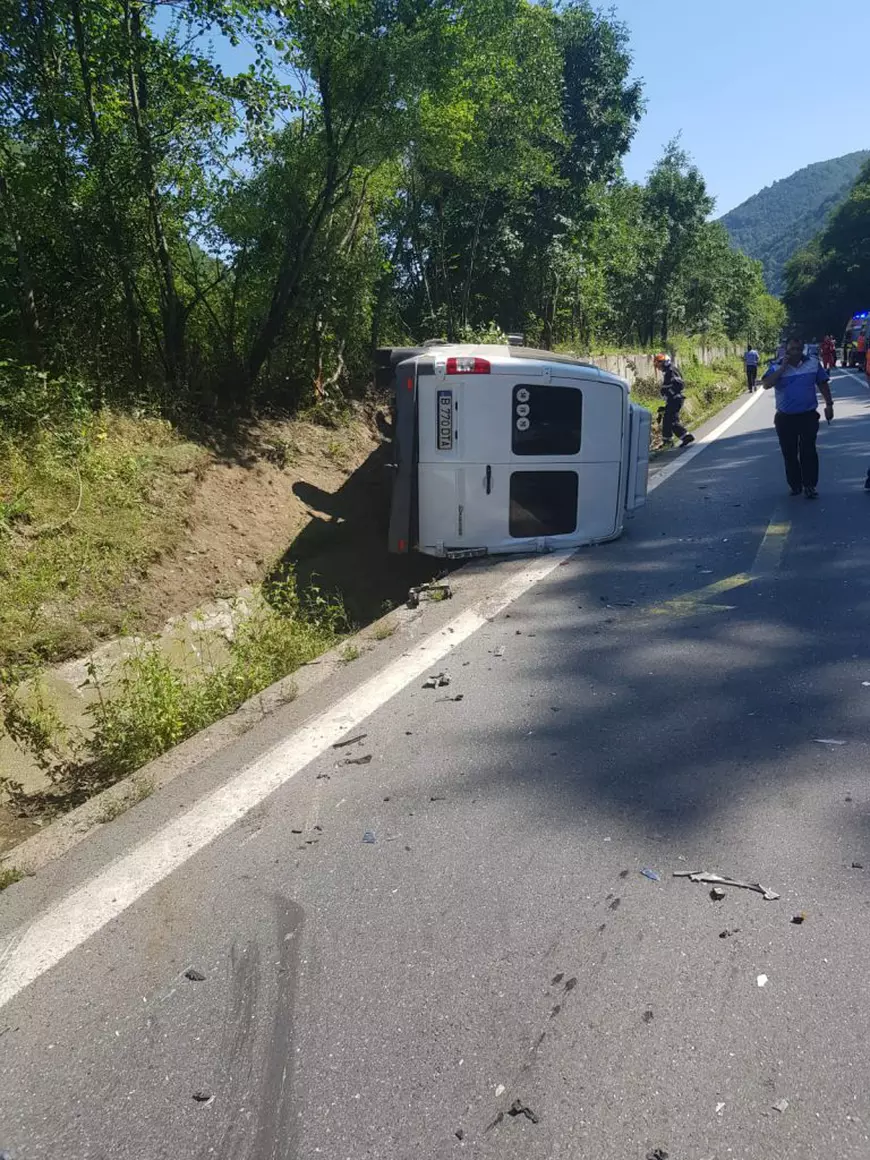 Accident cu 21 victime pe Valea Oltului după ce un microbuz și un autoturism s-au ciocnit