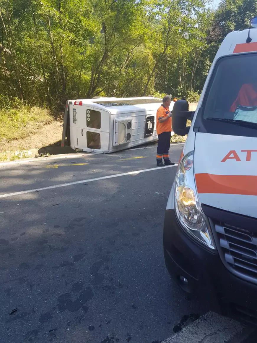Accident cu 21 victime pe Valea Oltului după ce un microbuz și un autoturism s-au ciocnit