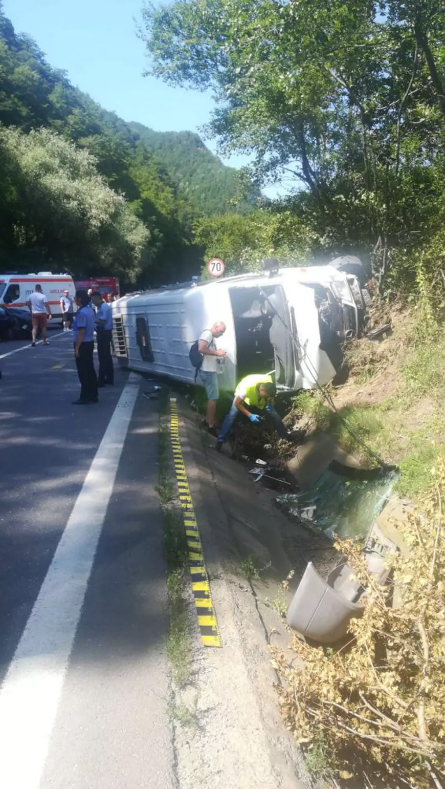 Accident cu 21 victime pe Valea Oltului după ce un microbuz și un autoturism s-au ciocnit