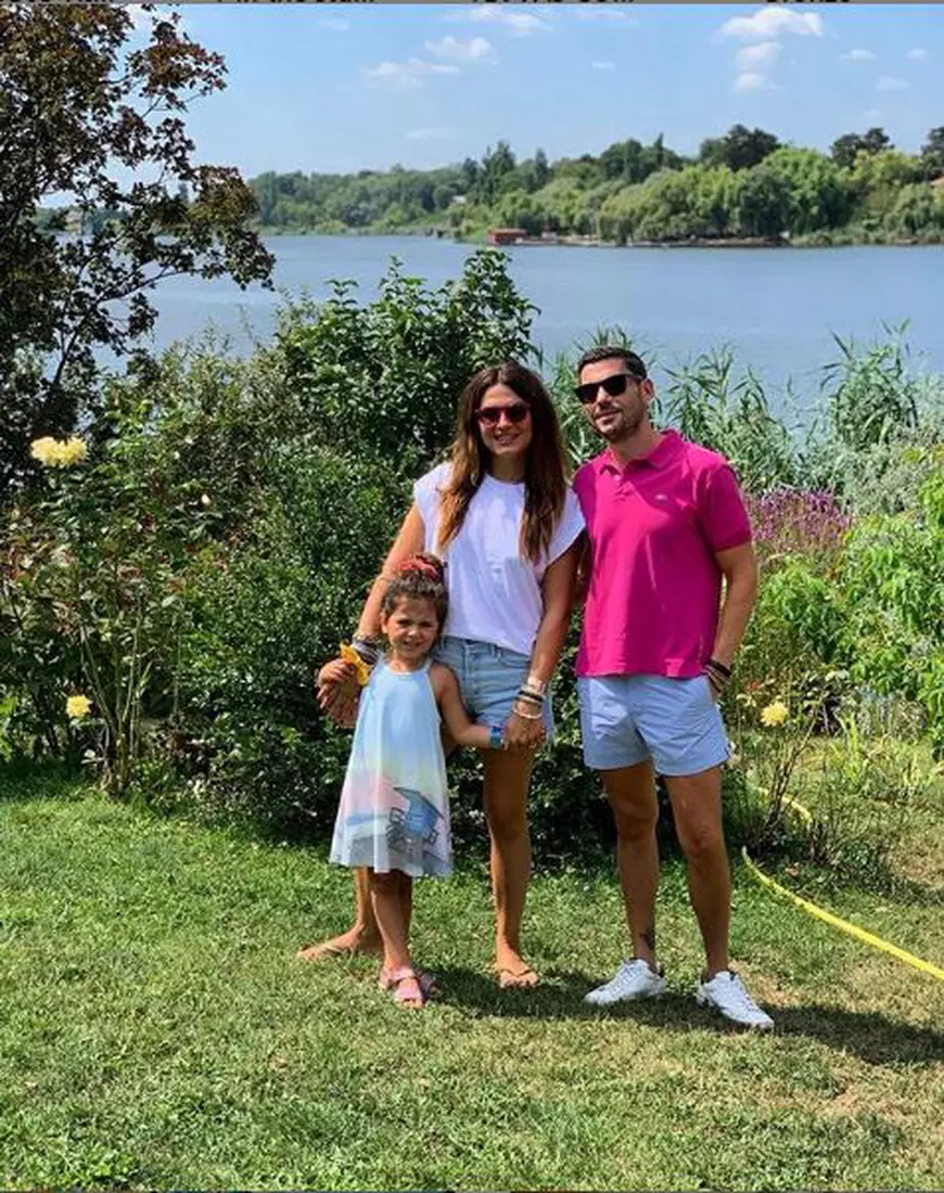 Alexandra Nechita vrea să-și învețe fetița cu locurile și tradițiile românești. “Micuța Picasso” a venit acasă, în vacanță!