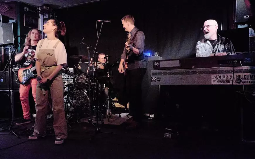 VIDEO/ Nuțu Olteanu, fondatorul Iris și Holograf, duce povestea muzicală mai departe prin fiica sa