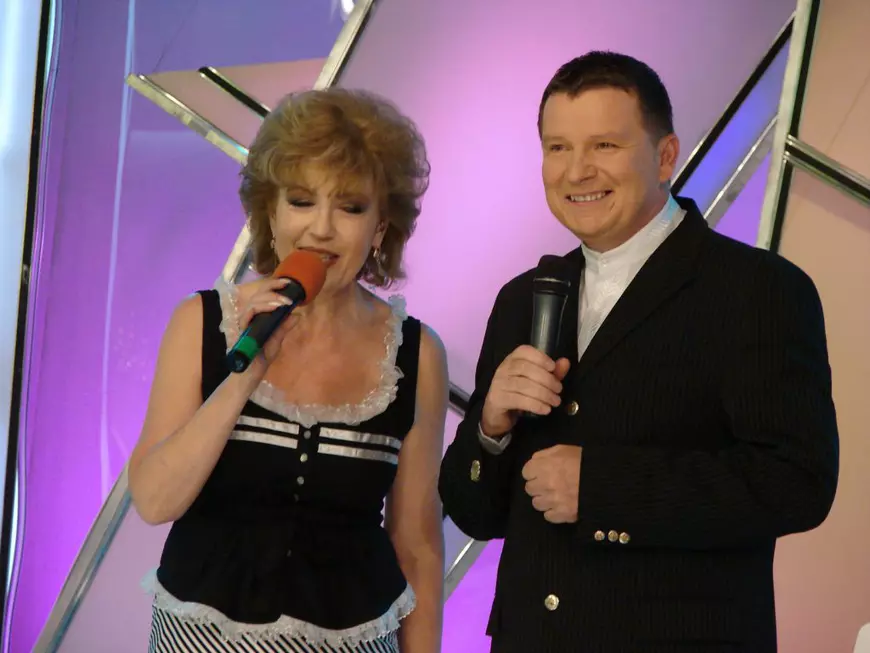 Solistul de muzică populară Aurel Tămaș devine, pentru o seară, rockerul Relu Tămaș! Cântă în memoria prietenului său Teo Peter