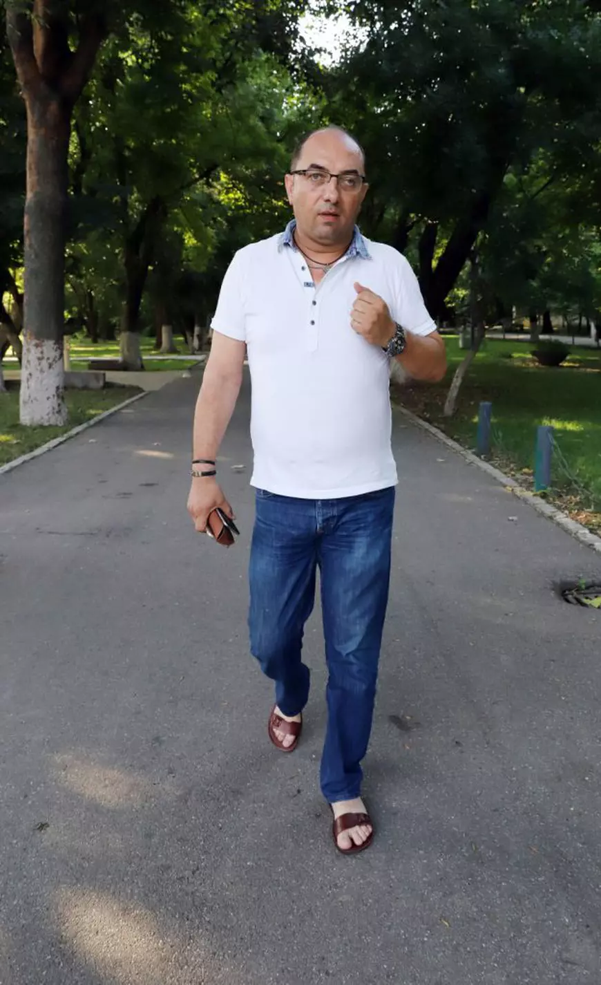 Unui avocat i-a fost rupt piciorul demonstrativ în centrul Craiovei, după ce s-a implicat într-un dosar de trafic de persoane și proxenetism a doi frați, unul fost polițist! Replica fetei