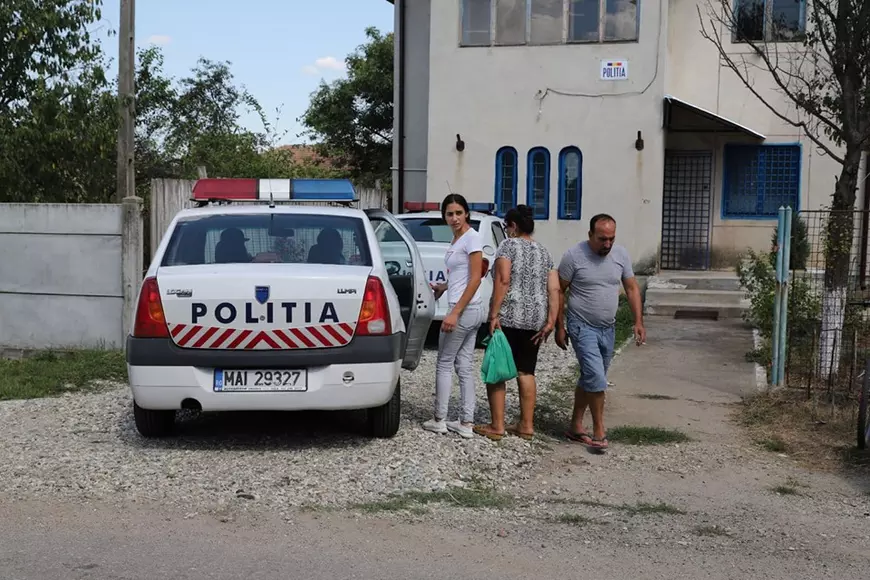 CORESPONDENȚĂ DIN CARACAL | Izabela Biră, adolescenta amenințată cu amenda dacă mai sună la 112, a fost abia azi audiată de polițiști. Mobilizare generală: anchetator chemat din concediu special pentru acest caz