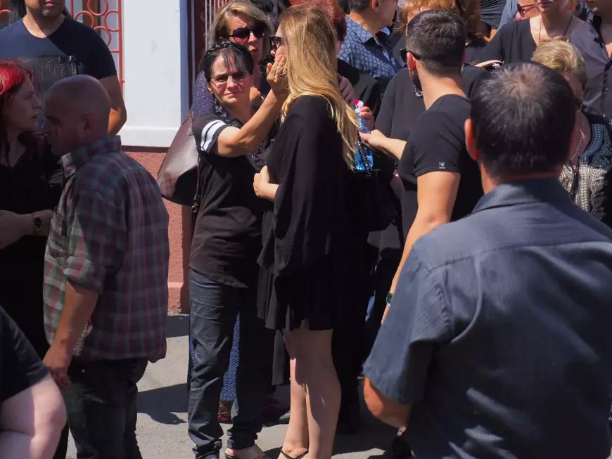 Diana Bișinicu și-a condus astăzi nașul pe ultimul drum. Artista, la un pas de a se prăbuși în mulțime. „E jale mare”