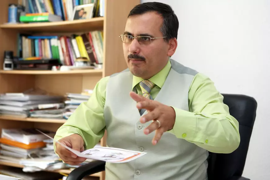 Drăghici făcea ”ședinte de terapie” în care rămânea singur cu minorii. Prin intermediul asociației sale, îi convingea pe bărbații aflați în divorț că le poate obține în instanță custodia copiilor