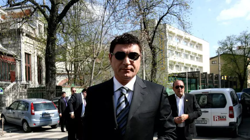 Câinii păzesc terenul pe care mama lui Cristi Borcea face blocuri de 200.000.000 de euro!