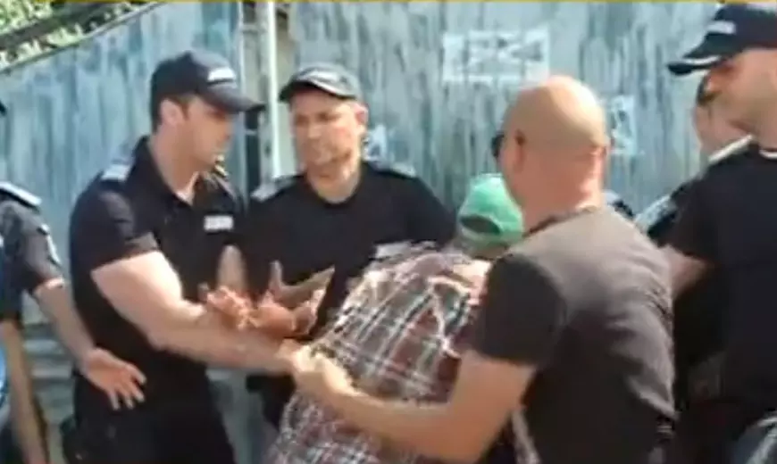 Momente tensionate în fața casei lui Gheorghe Dincă din Caracal. Bunicul Luizei Melencu a vrut să pătrundă în gospodăria suspectului