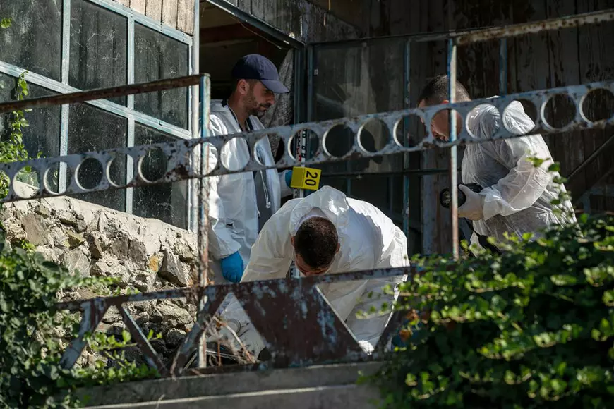 Imaginea virală a zilei: a început curățenia în județul Olt! Dar e doar o dezinsecție la Consiliul Județean