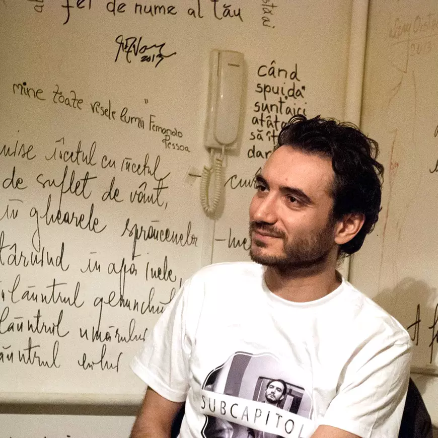 Suferința unui poet. Claudiu Komartin: „Nu are cum să nu te doară eșecul țării tale”