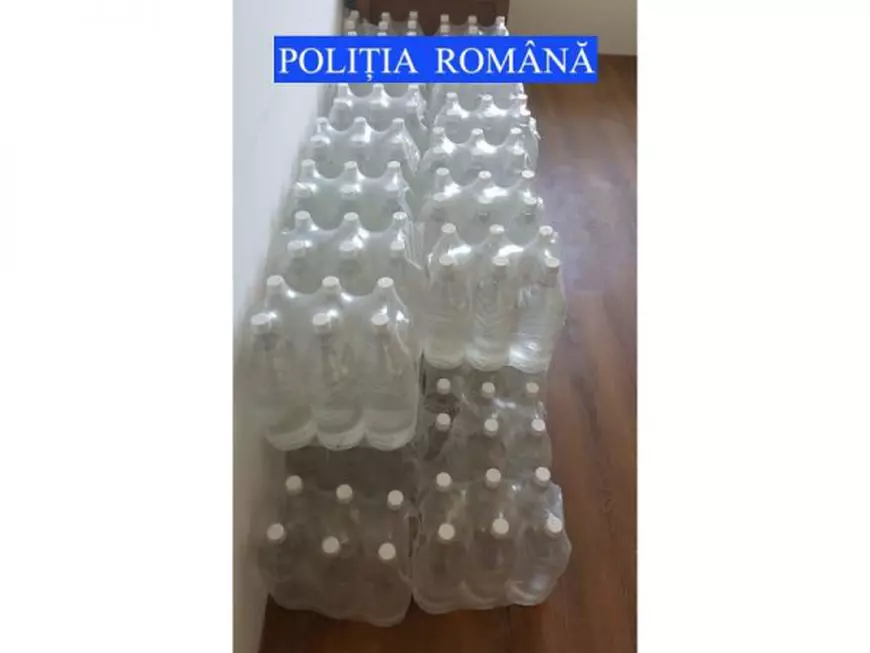 Bărbat din Neamț, amendat cu 40.000 de lei pentru alcool contrafăcut și țigări de contrabandă. Cantitatea uriașă găsită în magazinul acestuia din curte