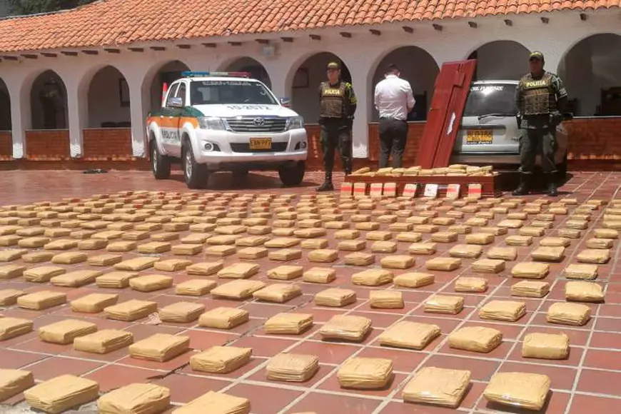 A ascuns 300 de kilograme de marijuana într-un sicriu dintr-un dric