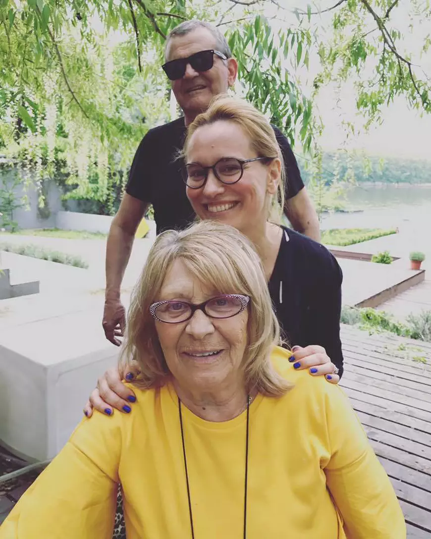 Ce fac vedetele când #stauacasă. Andreea Esca a învățat să se machieze singură pentru știri