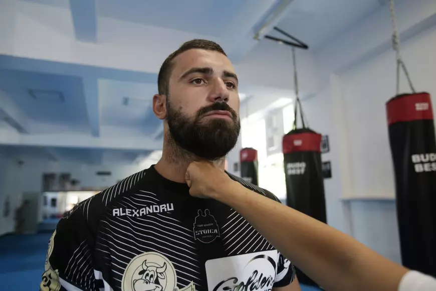 Cum te aperi dacă ești atacată pe stradă? Luptătorul Andrei Stoica învață femeile cum să reacționeze în cazul unei agresiuni