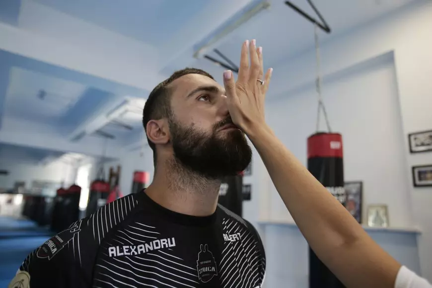 Cum te aperi dacă ești atacată pe stradă? Luptătorul Andrei Stoica învață femeile cum să reacționeze în cazul unei agresiuni