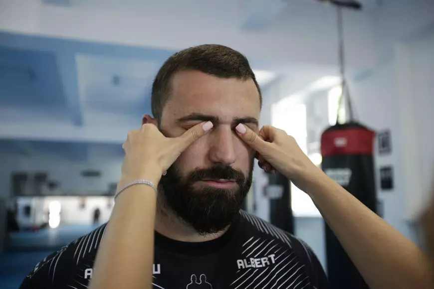 Cum te aperi dacă ești atacată pe stradă? Luptătorul Andrei Stoica învață femeile cum să reacționeze în cazul unei agresiuni