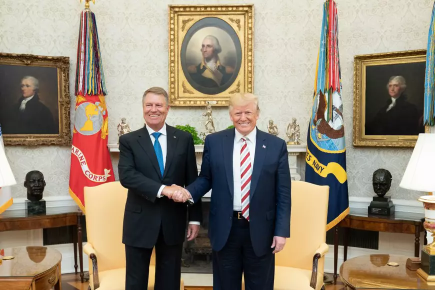 O șapcă și doi președinți