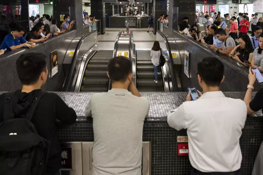 Hong Kong a intrat în grevă generală. Sute de zboruri anulate, iar metroul a fost blocat de manifestanți