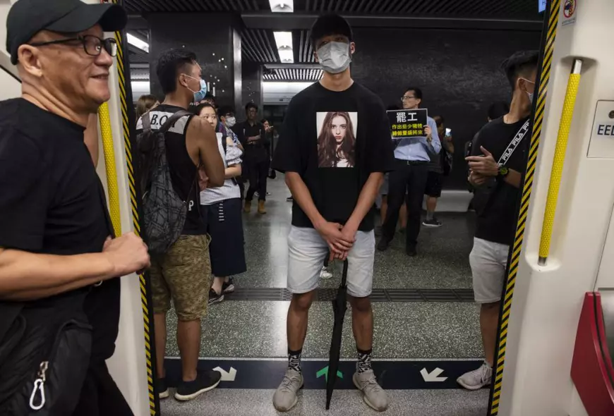 Hong Kong a intrat în grevă generală. Sute de zboruri anulate, iar metroul a fost blocat de manifestanți