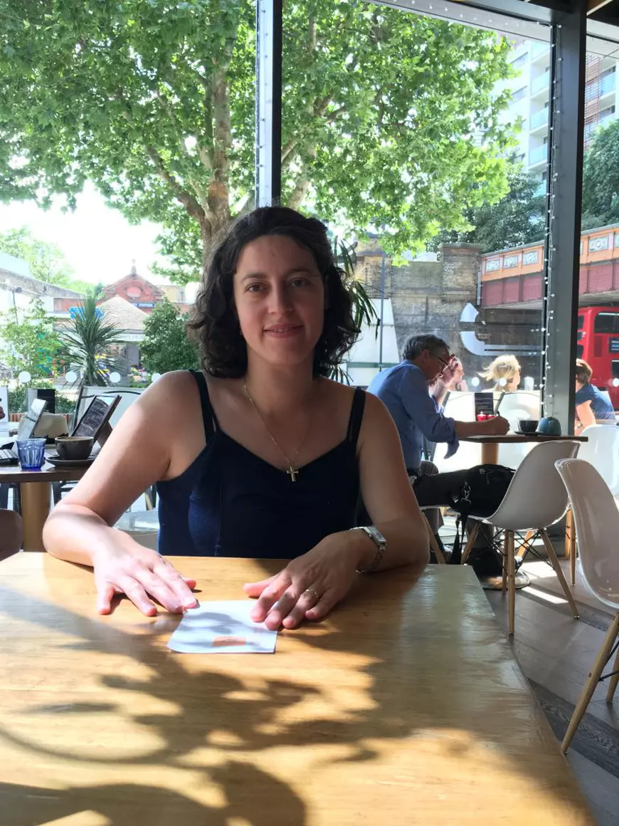 Nana Năforniță scrie povești pentru o cafenea din Londra. Scriitoarea, în cafeneaua pentru care scrie povești