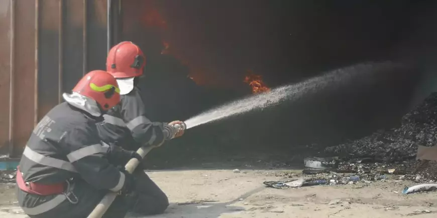 Incendiu puternic la un depozit de mase plastice din Constanța