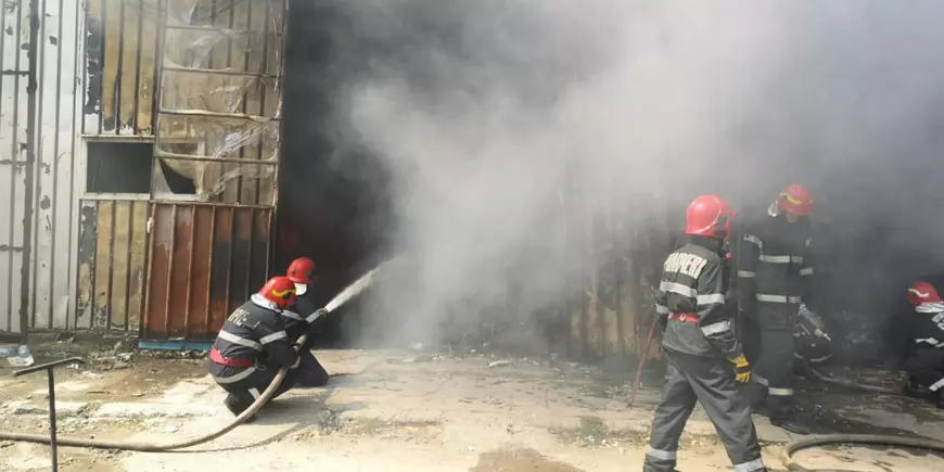 Incendiu puternic la un depozit de mase plastice din Constanța