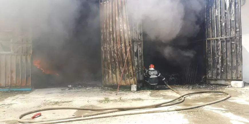 Incendiu puternic la un depozit de mase plastice din Constanța