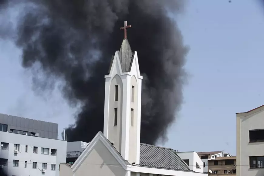 Incendiu puternic la o hală din zona Pipera din București. Prefectul Capitalei: „Focul va putea fi stins abia sâmbătă”