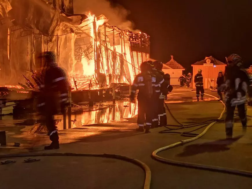Incendiu puternic la fostul club Bamboo din Mamaia. Imagini surprinse cu drona cu localul făcut scrum / VIDEO