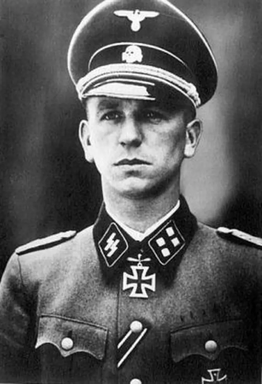Un profesor de istorie din Mehedinți are la profil poza unui criminal de război nazist! Răspuns halucinant: “Nu au copiii carte să știe cine e”