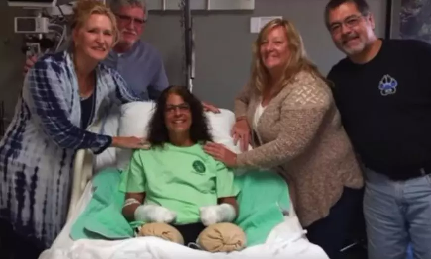 I-au amputat mâinile și picioarele unei femei după ce a luat o bacterie de la câine